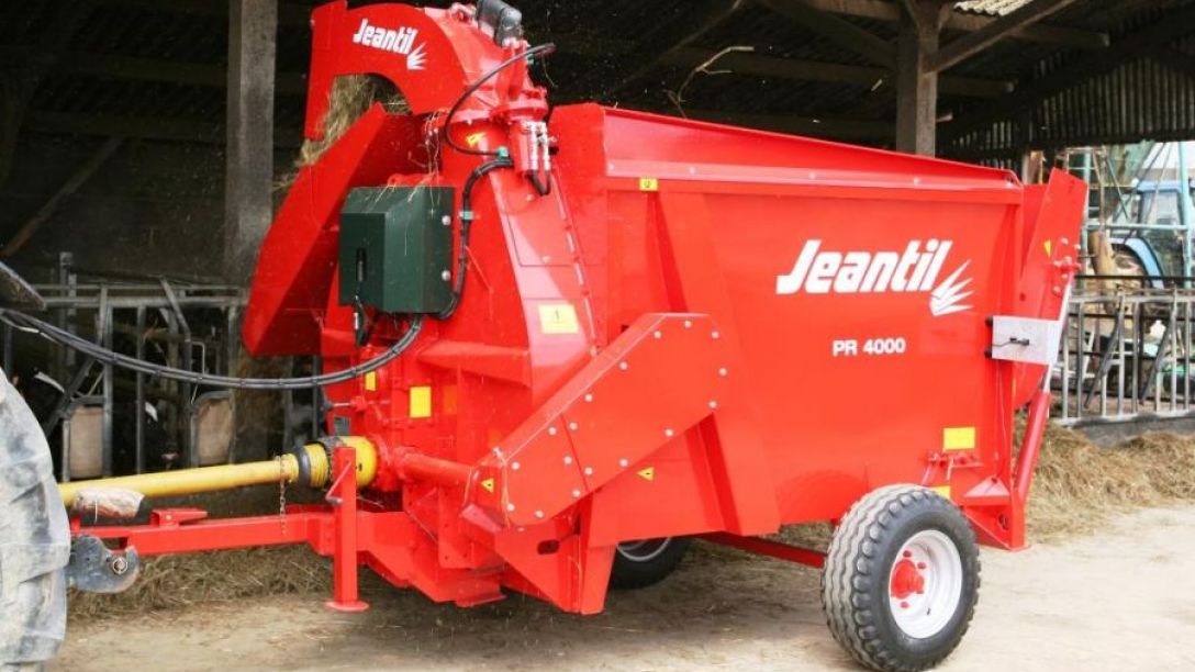 Stroj za usitnjavanje i upuhivanje krmiva Jeantil PR 4000